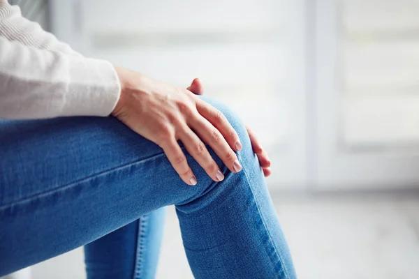 Lesión Física Pierna Rodilla Articulación Mujer Que Sostiene Parte Dolorosa — Foto de Stock