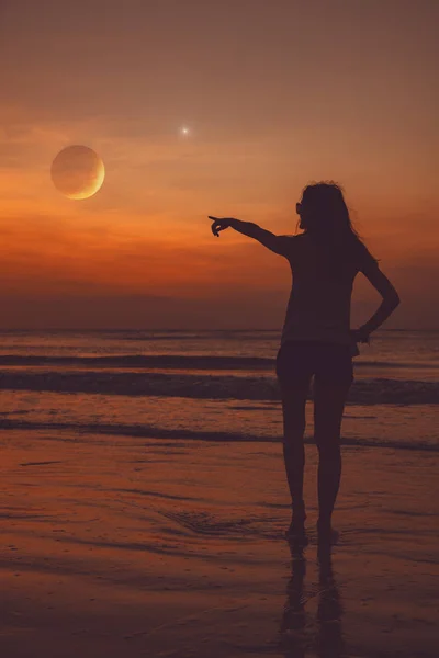 Mädchen Mit Blick Auf Den Stern Meer Strand — Stockfoto