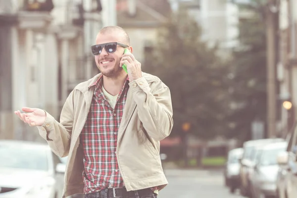 Tipo Con Una Gran Sonrisa Hablando Por Teléfono Aire Libre —  Fotos de Stock