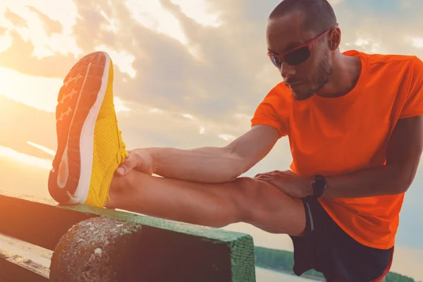 Hombre Estirándose Banco Cerca Del Río — Foto de Stock