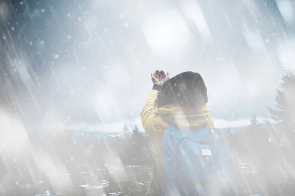 妇女与祈祷的手在下雪或下雨的寒冷的天 — 图库照片