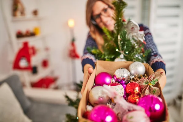 Noel Için Parlak Dekorasyon Hazırlama Kadın New Year Eve — Stok fotoğraf