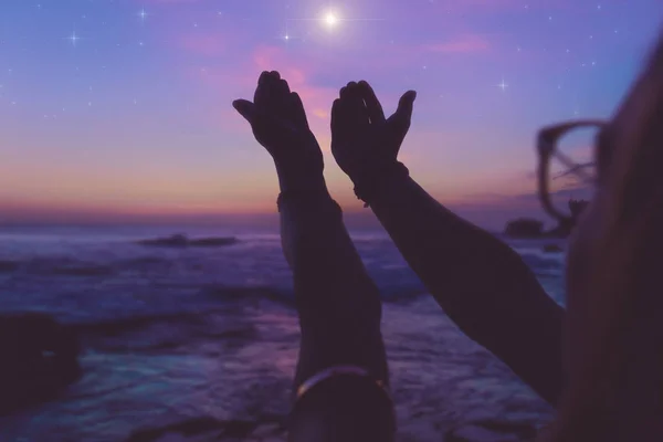 Силуэт Девушки Молящимися Руками Сумерках Рассвете Сверкающими Звездами Над Океаном — стоковое фото