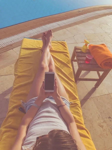 Ragazza Che Utilizza Cellulare Vicino Alla Piscina — Foto Stock