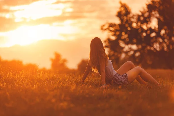 Girl Enjoying Meadow Golden Sunset Time — Stock Photo, Image