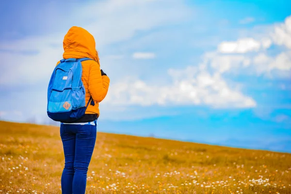 Girl Rucksack Top Hilly Landscape — Stock Photo, Image