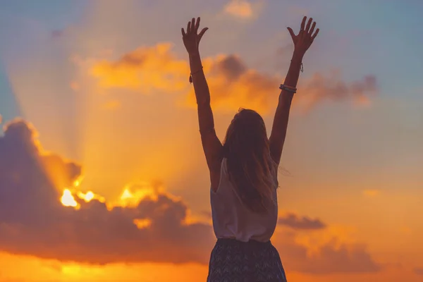 Girl Arms Wide Open Enjoying Sea Ocean Scenery Sunset — Φωτογραφία Αρχείου