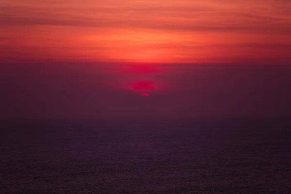 Ηλιοβασίλεμα Πάνω Από Ορίζοντας Του Ωκεανού Που Φωτογραφήθηκε Μεγάλη Τηλεφακός — Φωτογραφία Αρχείου