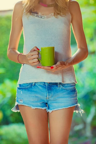 在花园里喝咖啡 茶的女孩 — 图库照片