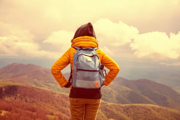 Girl Rucksack Top Hilly Landscape — Stock Photo, Image