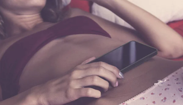 Vrouw Met Cellphone Bed Texting Verslaving — Stockfoto