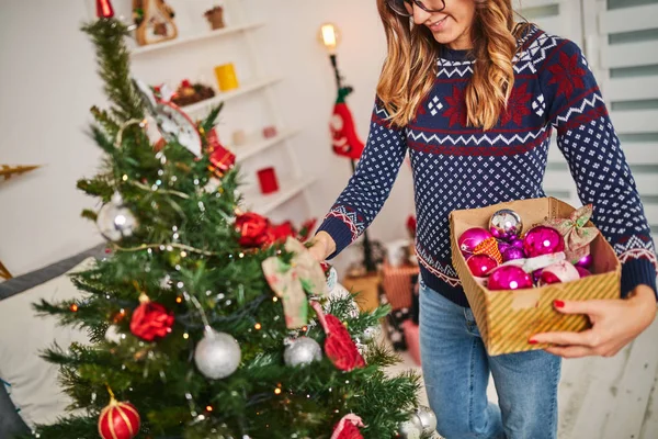 Frau Bereitet Glänzende Dekoration Für Weihnachten Silvester — Stockfoto