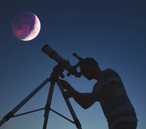 人们用望远镜观察月食 我的天文学工作 — 图库照片