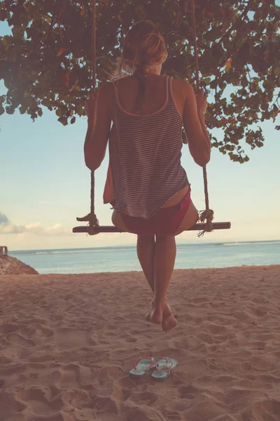 Chica Joven Balanceándose Una Playa Tropical Arena — Foto de Stock