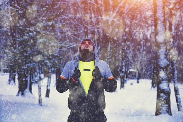 Mężczyzna Dokonywanie Pauza Joggingu Parku Śnieg Zimno — Zdjęcie stockowe