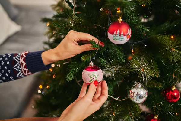 Noel Için Parlak Dekorasyon Hazırlama Kadın New Year Eve — Stok fotoğraf