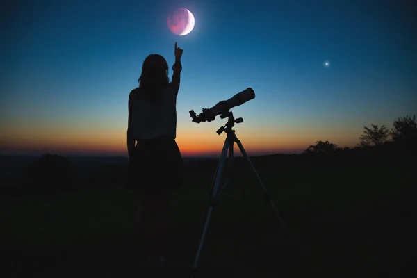 Ragazza Che Guarda Eclissi Lunare Attraverso Telescopio Mio Lavoro Astronomia — Foto Stock