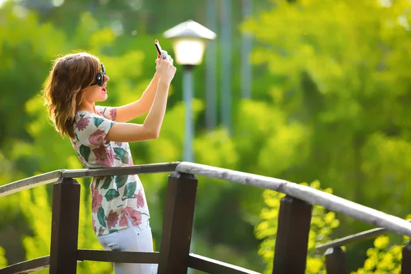 Χαρούμενο Κορίτσι Που Χρησιμοποιούν Κινητό Τηλέφωνο Μια Όμορφη Καλοκαιρινή Μέρα — Φωτογραφία Αρχείου