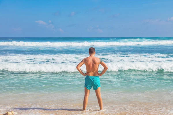 Hombre Disfrutando Una Playa Tropical Del Océano — Foto de Stock