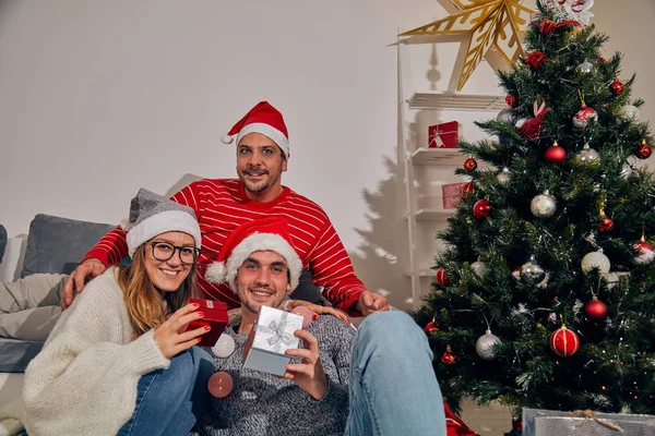 Drie Vrienden Delen Cristmas New Year Eve Presenteert — Stockfoto