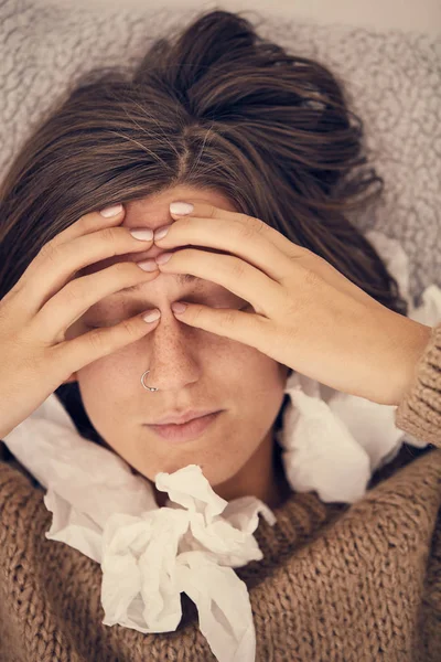 Wanita Sakit Dengan Infeksi Musiman Flu Alergi Berbaring Tempat Tidur — Stok Foto