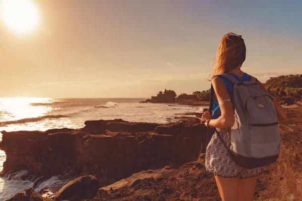 Ragazza Godendo Mare Oceano Paesaggio Bali Indonesia — Foto Stock