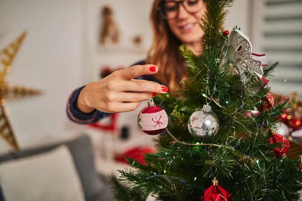 Frau Bereitet Glänzende Dekoration Für Weihnachten Silvester — Stockfoto