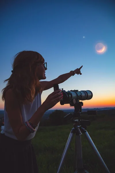 Chica Mirando Eclipse Lunar Través Telescopio Trabajo Astronomía — Foto de Stock