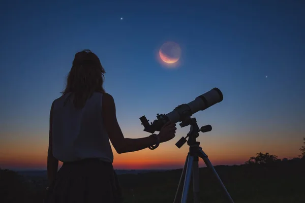 Девушка Смотрит Лунное Затмение Через Телескоп Моя Астрономическая Работа — стоковое фото