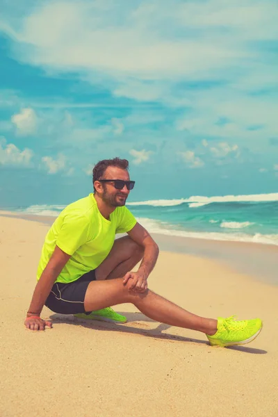 Lesión Ejercicio Una Playa Arena Tropical Cerca Del Mar Océano —  Fotos de Stock