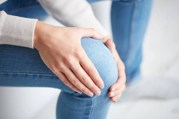 Cedera Fisik Kaki Lutut Sendi Wanita Memegang Bagian Tubuh Yang — Stok Foto