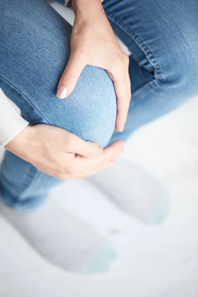 Фізичні Травми Ноги Коліна Суглоба Жінка Тримає Болючу Частину Тіла — стокове фото