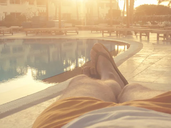 Homem Desfrutando Piscina Dia Quente Verão — Fotografia de Stock