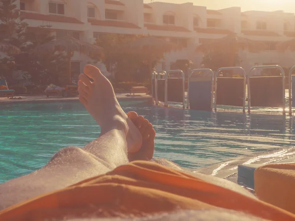 Man Genieten Bij Het Zwembad Een Warme Zomerdag — Stockfoto