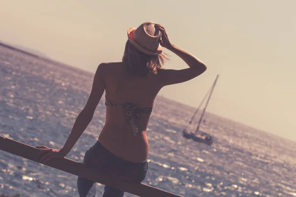 一个年轻女孩的剪影以海或海背景 — 图库照片