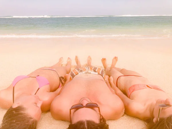 Друзі Насолоджуються Піщаним Тропічним Океаном Морським Пляжем — стокове фото