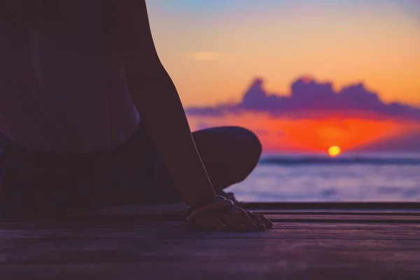 Silhueta Uma Menina Desfrutando Nascer Sol Pôr Sol Pagode Oceano — Fotografia de Stock