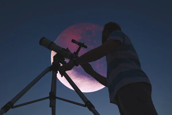 Hombre Mirando Eclipse Lunar Través Telescopio Trabajo Astronomía —  Fotos de Stock