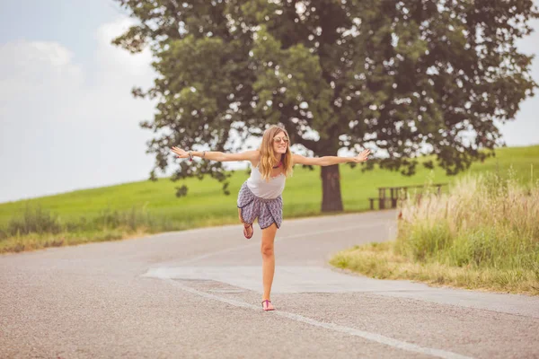 Ragazza Godendo Una Strada Periferica Vuota — Foto Stock