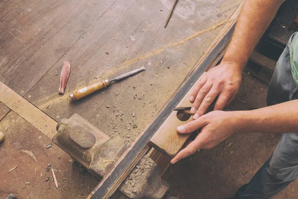 木匠在他的商店里的木头上干活 — 图库照片