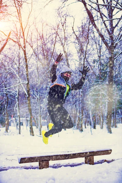 Mann Joggt Und Springt Bei Verschneitem Park Und Kaltem Wetter — Stockfoto