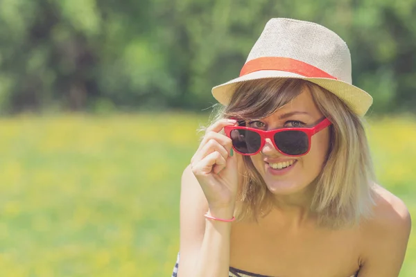 Ragazza Carina Godendo Bel Campo Fiorito — Foto Stock