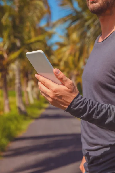 Hombre Usando Teléfono Celular Smartphone Ambiente Tropical Foco Óptico Está —  Fotos de Stock