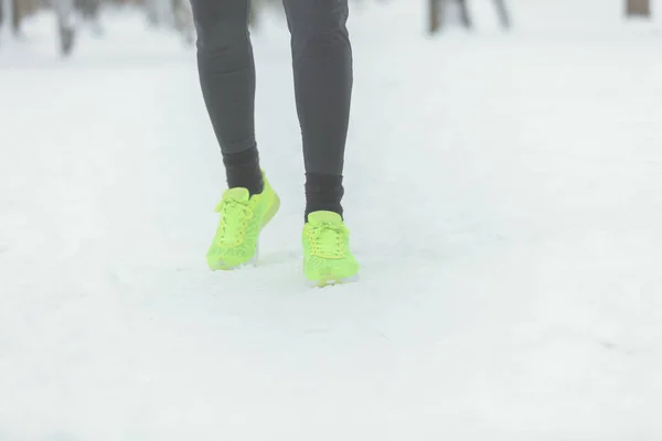 Мужчина Занимается Спортом Бегает Улице Снегу Мелкая Глубина Резкости — стоковое фото