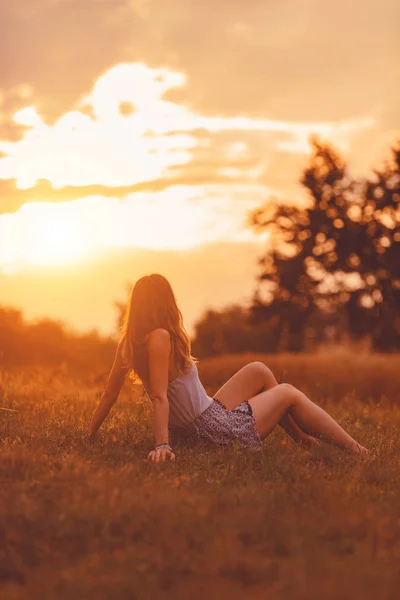 Girl Enjoying Meadow Golden Sunset Time — Stock Photo, Image