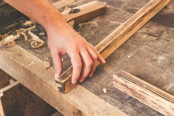 Carpinteiro Examinando Qualidade Velha Moldura Madeira — Fotografia de Stock
