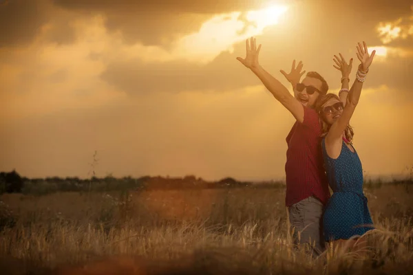 Jovem Casal Desfrutando Juntos Campo Trigo — Fotografia de Stock