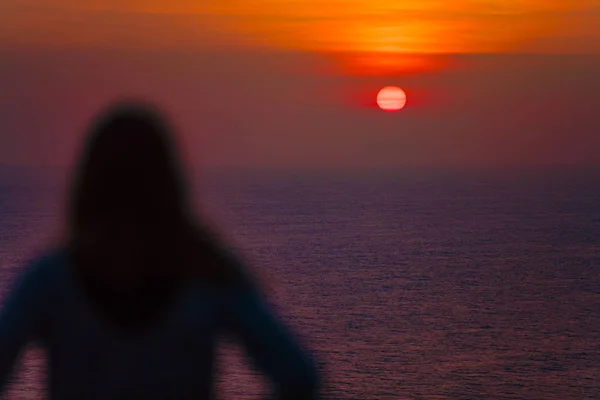 Fille Profitant Coucher Lever Soleil Océan Une Haute Falaise Dessus — Photo