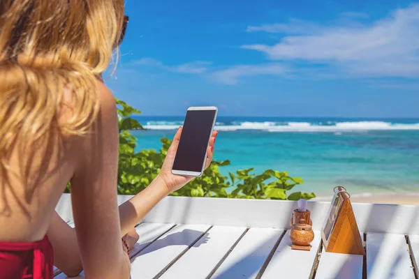 Chica Usando Teléfono Celular Restaurante Una Playa Tropical Exótica — Foto de Stock