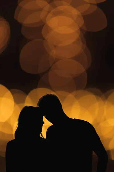 Siluet Pasangan Dengan Lampu Focused Bokeh — Stok Foto